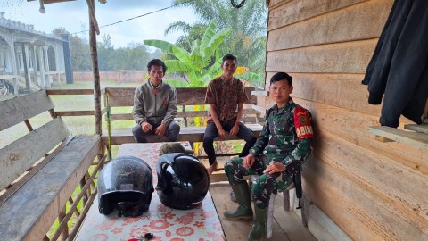 Komsos Dan silaturahmi ke masyarakat di desa Babinsa Koramil 406-03/ rupit serda febri yanto Pantau Wilayah Binaan.