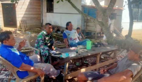 Tingkatkan Pembinaan Teritorial Serda Suryanda Melaksanakan Komunikasi Sosial Bersama Warga