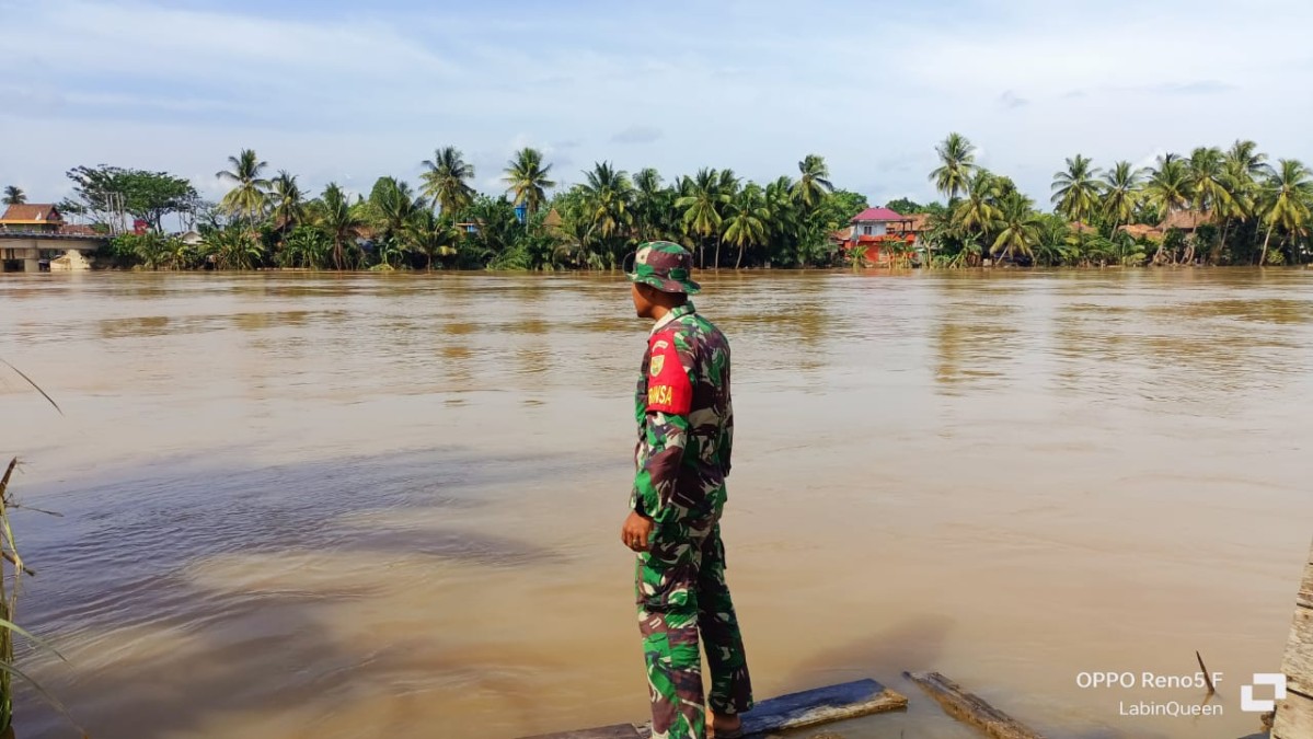 Kegiatan gulbencal Babinsa 406-03/rupit serda juli hendri dan serda hardi prabowo Rutin Pantau Debit Air Sungai rupit