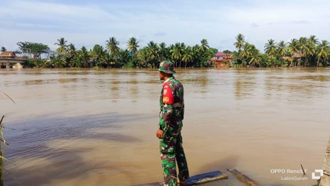 Kegiatan gulbencal Babinsa 406-03/rupit serda juli hendri dan serda hardi prabowo Rutin Pantau Debit Air Sungai rupit