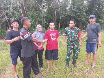 Babinsa Koramil 406-08/Lubuklinggau Sertu Arisyandi Melaksanakan Komsos Di Wilayah Binaan.