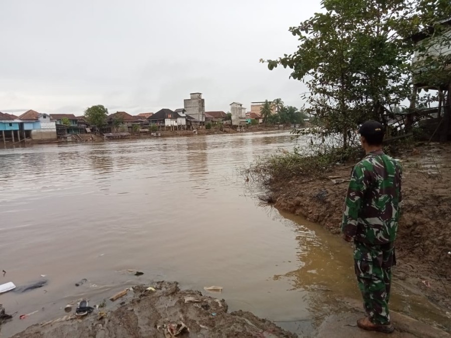 Kegiatan gulbencal Babinsa 406-02/rawas ilir peltu M imron Rutin Pantau Debit Air Sungai rawas