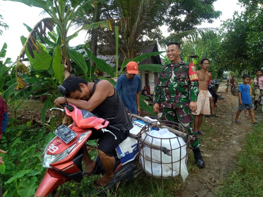 Selalu berada di tengah-tengah masyarakat Serda Joko Susilo sambangi masyarakat di wilayah binaan