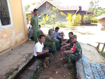 Kuatkan Sinergitas di wilayah Sertu Wahyu Nugroho jalin komsos Bersama Linmas di Wilayah binaan