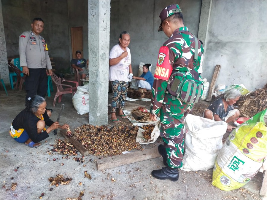 Selalu kompak di wilayah binaan Babinsa dan babinkamtibmas sambangi wilayah binaan