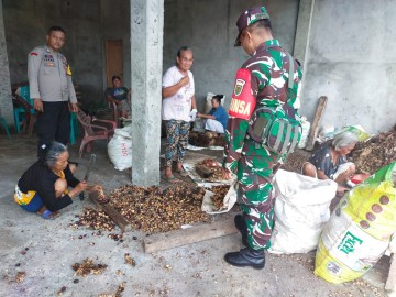 Selalu kompak di wilayah binaan Babinsa dan babinkamtibmas sambangi wilayah binaan