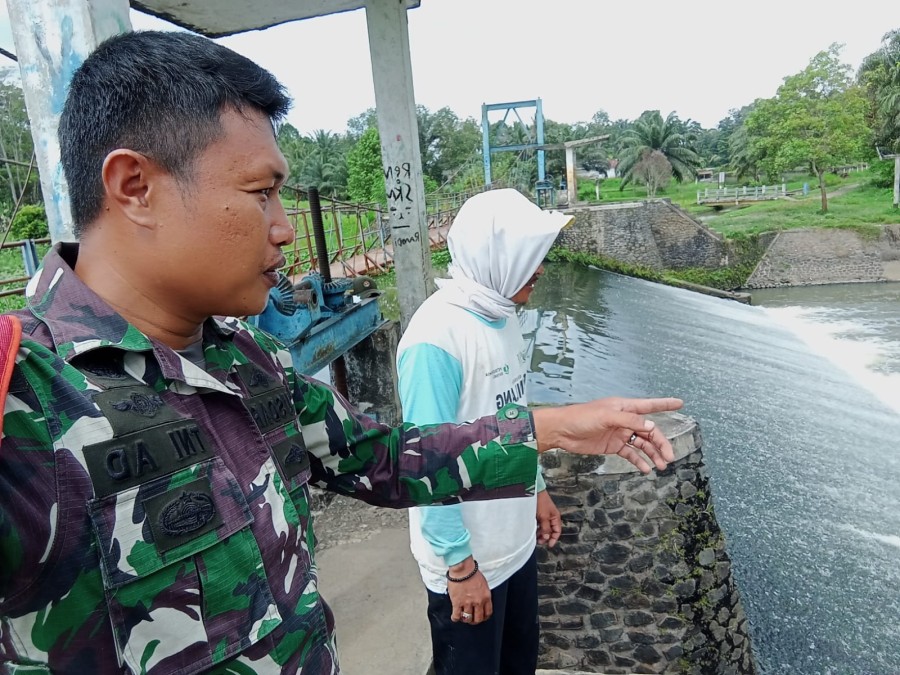 Antisipasi banjir Babinsa Koramil 406-06/Tugumulyo Serda nusdar aktif Patroli cek Debit Air di Wilayah Binaan.