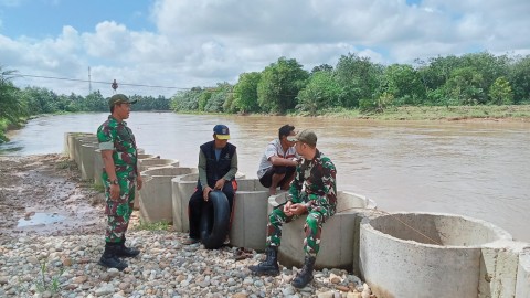 Babinsa Koramil 406-01/rawas ulu monitoring kegiatan gulbencal Di Desa binaan.
