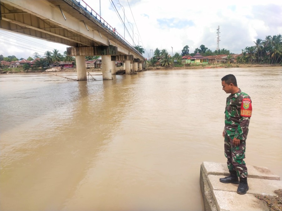 Babinsa Koramil 406-03/rupit kopda mitra monitoring kegiatan gulbencal Di Desa binaan.