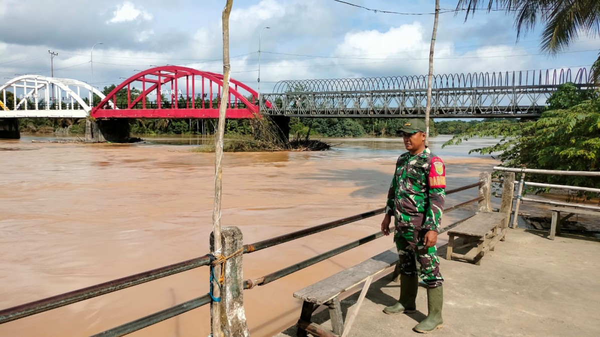 Babinsa Koramil 406-03/rupit serda budi irama monitoring kegiatan gulbencal Di Desa binaan.