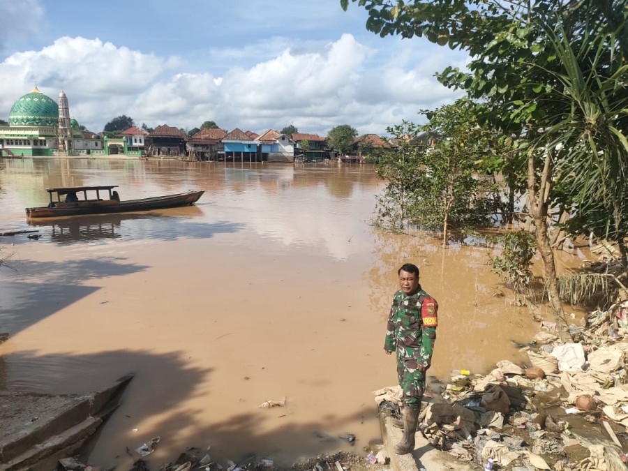 Kegiatan gulbencal Babinsa 406-02/rawas ilir serda M. Irfan Pantau Debit Air Sungai rawas