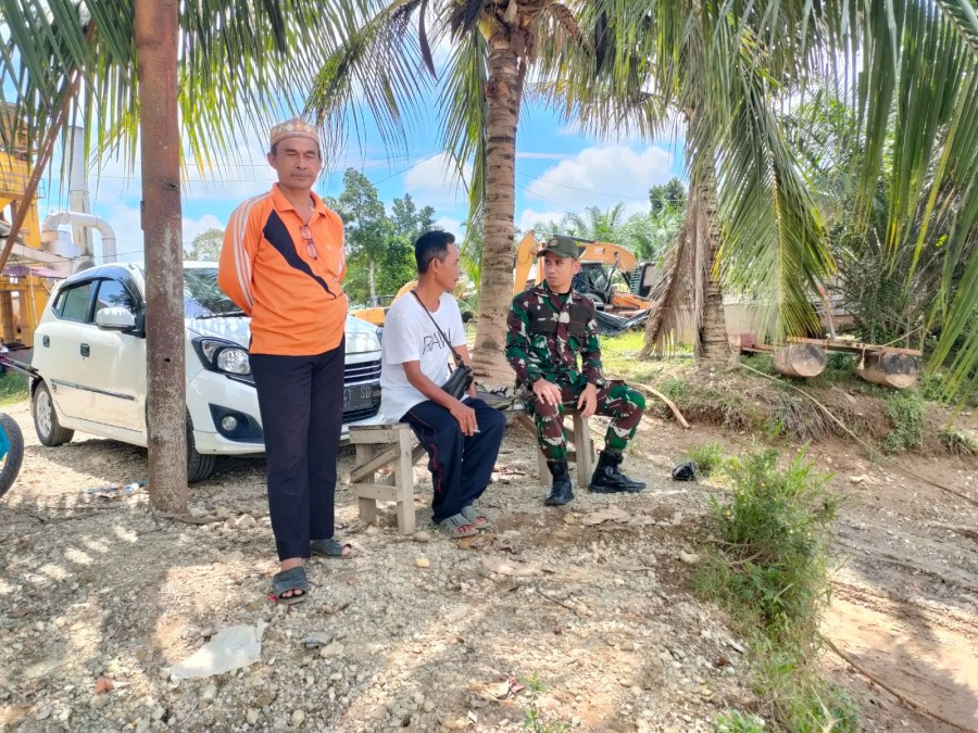 Babinsa koramil 406-01/rawas ulu serda Amrullah rahim melaksanakan Komsos di Wilayah binaan Lestarikan Lingkungan Hidup