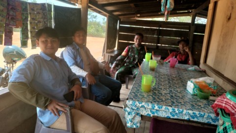 Manfaatkan Warung Kopi, Serda Dimas Prayoga Komsos Dengan masyarakat desa Binaan