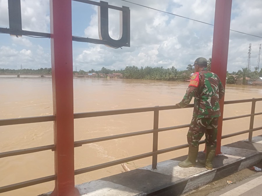 Kegiatan gulbencal Babinsa 406-03/rupit Pantau Debit Air Sungai rupit meningkat