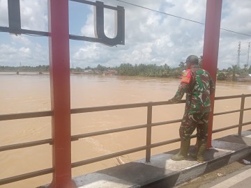Kegiatan gulbencal Babinsa 406-03/rupit Pantau Debit Air Sungai rupit meningkat