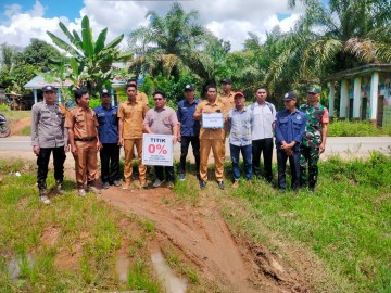 Babinsa Koramil 406-05/Muara Kelingi Dampingi Titik Nol Program Pembangunan Infrastruktur Desa