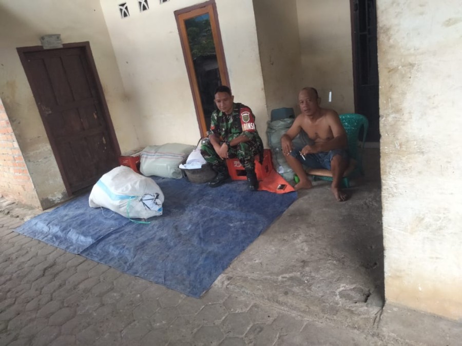 Babinsa Koramil 406-08/Lubuklinggau Koptu Epi Chandra Melaksanakan Komsos Di Wilayah Binaan.