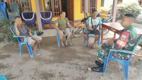 Komsos Dan silaturahmi ke masyarakat di desa Babinsa Koramil 406-02/ rawas ilir koptu sugeng wibowo Pantau Wilayah Binaan.
