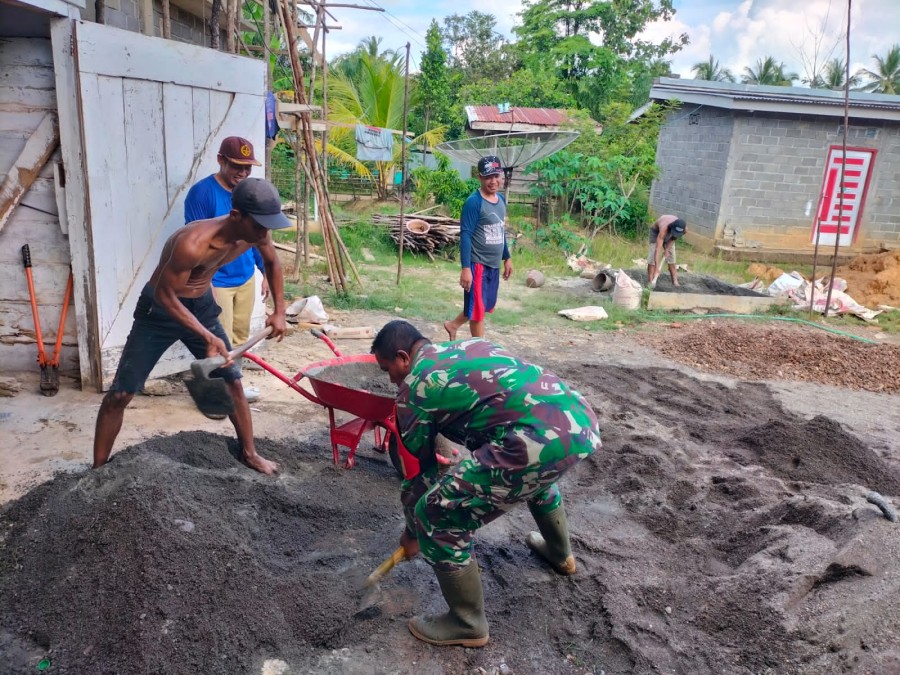 RINGANKAN PEKERJAAN WARGA, PELTU ROHMADANI BANTU PROSES PEMBANGUNAN RUMAH WARGA