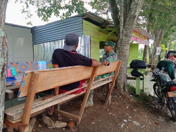 Pupuk Kebersamaan, Babinsa Komsos Dengan Tokoh pemuda Di Wilayah binaan