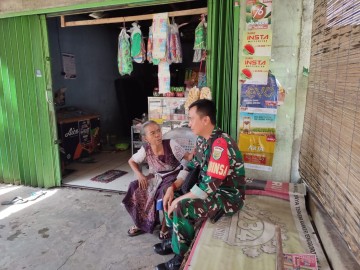 Komsos Dengan Pedagang manisan, Babinsa Koramil 406-06/Tugumulyo cek Harga sembako