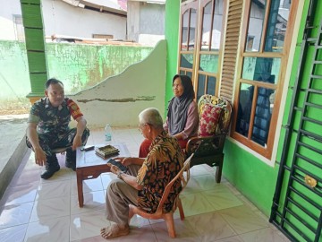 Serda jiki Apriadi Babinsa Koramil 406-07/Jayaloka kosmos dengan Tokoh Masyarakat Di Wilayah Binaan
