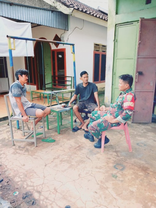 Koptu Samsul Bahri babinsa koramil 406-04/Muara Lakitan Komsos ke Masyarakat bahas Persoalan Keamanan Tanggung Jawab Bersama