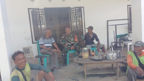 Babinsa Koramil 406-09/Terawas Serka Yefri Sani Melaksanakan Komsos Di Wilayah Binaan.