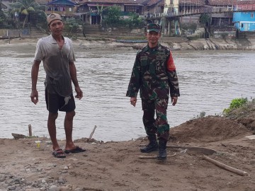 Babinsa Koramil 406-01/rawas ulu monitoring kegiatan gulbencal Di Desa binaan