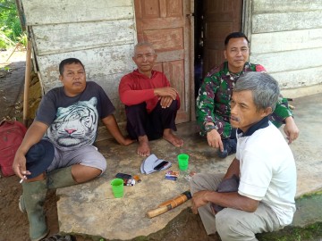 Babinsa Koramil 406-06/Tugumulyo jalin Komsos Dengan tokoh masyarakat di wilayah binaan