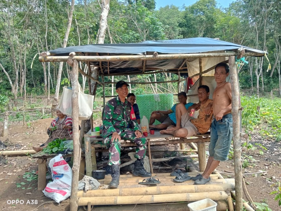 Babinsa Koramil 406-08/Lubuklinggau Sertu M.Tarhib Melaksanakan Komsos Di Wilayah Binaan.