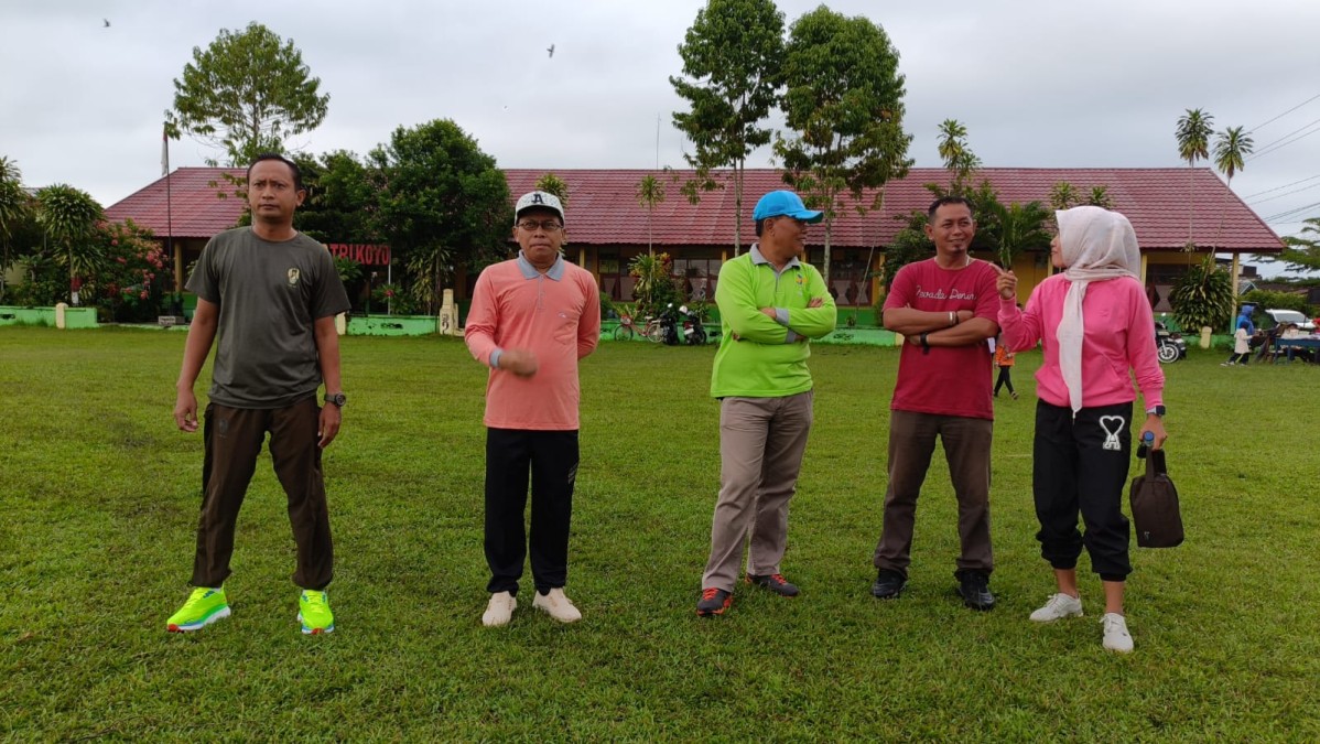 Jaga kebugaran tubuh, Babinsa Koramil 406-06/Tugumulyo Ikut Senam Aerobik Bersama dengan masyarakat