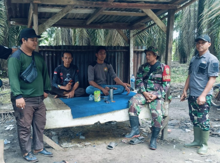 Komsos dengan masyarakat, Babinsa Koramil 406-04/Muara Lakitan tekankan Masalah Keamanan dan Ketertiban Lingkungan