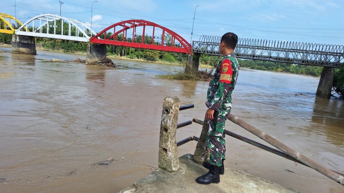 seringnya terjadi banjir akibat luapan sungai rupit Babinsa Koramil 406-03/rupit monitoring kegiatan Gulbencal pengecekan debit air