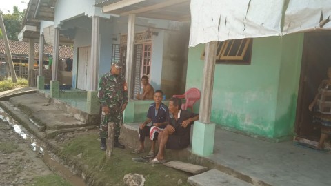 Babinsa Koramil 406-09/Terawas Sertu Zainal abidin Melaksanakan Komsos Di Wilayah Binaan.