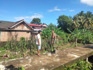 Babinsa Koramil 406-08/Lubuklinggau Koptu Evi Chandra Melaksanakan Kegiatan Gulbencal Di Wilayah binaan.
