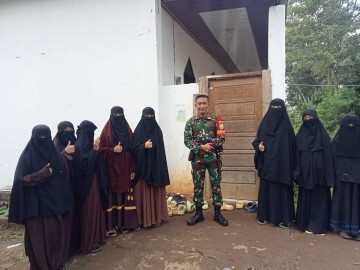 Babinsa Koramil 406-08/Lubuklinggau Serda Eko Ristiawan Melaksanakan Komsos Di Wilayah Binaan.