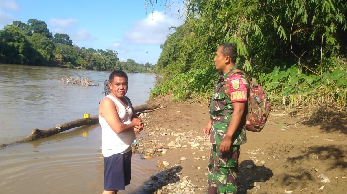 Babinsa Koramil 406-01/rawas ulu monitoring kegiatan gulbencal Di Desa binaan
