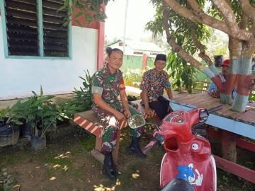 Pererat Sinergitas di wilayah, Babinsa Koramil 406-07/jayaloka Serda jiki Apriadi jalin Komsos Dengan Perangkat Desa di wilayah binaan
