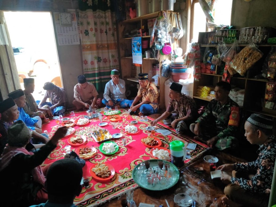 Babinsa Koramil 406-04/Muara Lakitan Serda Tri Bawono Menghadiri undangan Aqiqah dan syukuran warga binaan.