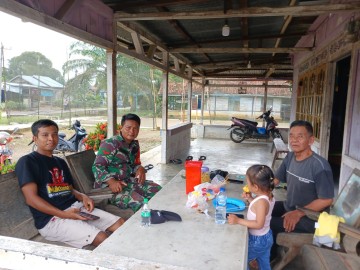 Babinsa Koramil 406-04/Muara Lakitan Koptu Samsul Bahri Melaksanakan Komsos dengan Tokoh Masyarakat di Wilayah Binaan