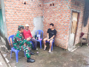 Terus Jaga Hubungan Baik, Serka Darman Babinsa Koramil 406-06/Tugumulyo Laksanakan Komsos Dengan masyarakat di wilayah binaan