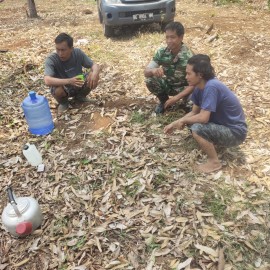 Babinsa Koramil 406-07/jayaloka Komsos Sosialisasi Keamanan dan Kebersihan lingkungan di wilayah binaan