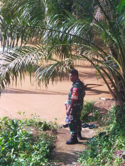 Babinsa Koramil 406-09/Terawas Serka Bambang Melaksanakan Kegiatan Gulbencal Di Wilayah binaan.