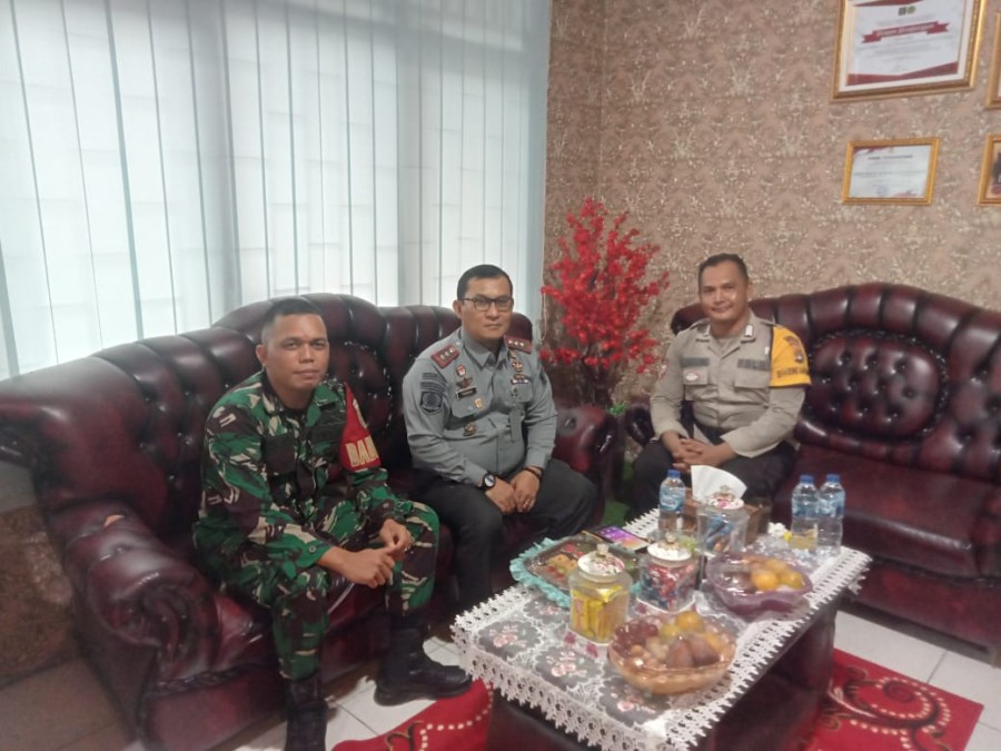 Melalui Komsos, Babinsa Jalin Keakraban dengan Anggota Lapas III rawas ulu