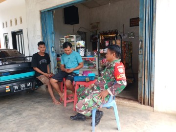 Koptu Samsul Bahri komsos Bersama Para Pemuda Ciptakan Keamanan dan Ketertiban di Wilayah Binaan