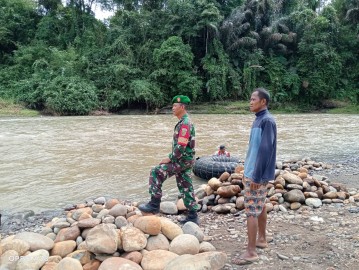 Pastikan Arus Sungai Babinsa Koramil 406-08/Lubuklinggau Melaksanakan Kegiatan Gulbencal Di Wilayah binaan.
