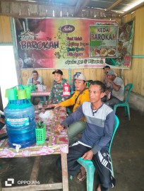 Tidak henti nya babinsa selalu mengayomi masyarakat dengan cara melakukan Komsos Dan silaturahmi ke masyarakat di desa Babinsa Koramil 406-02/ rawas ilir Pantau Wilayah Binaan.