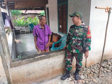 Babinsa Koramil 406-06/Tugumulyo Melaksanakan Komsos dengan Tokoh Masyarakat di Wilayah Binaan