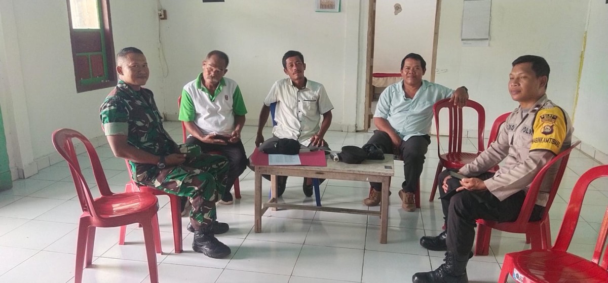 Tingkatkan Sinergitas di wilayah Babinsa dan Bhabinkamtibmas Melaksanakan Komsos Dengan Perangkat Desa